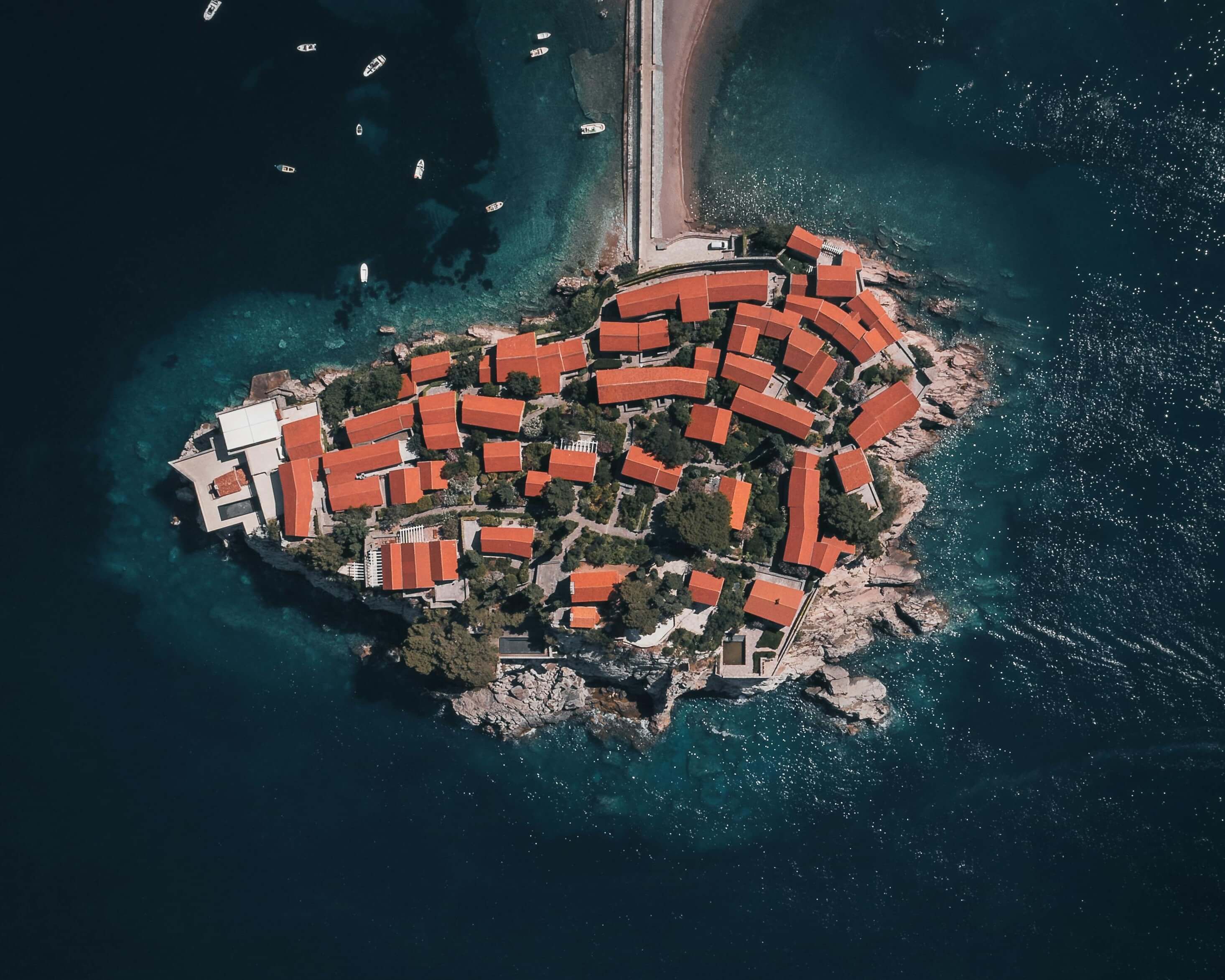 Krovovi, pamidore i zalasci — kako boje pričaju našu priču ocver photo